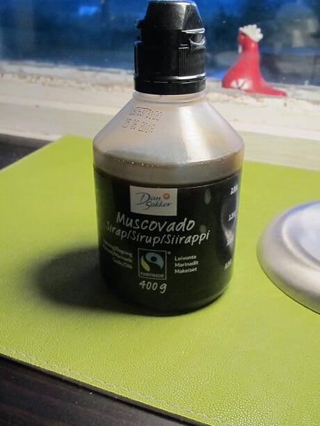 Merikarvia tummaa siirappia