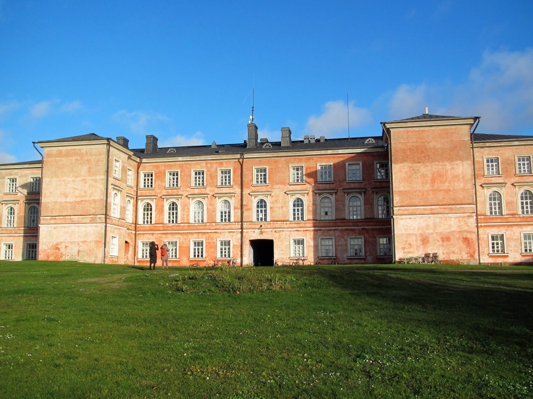 Suomenlinna iso punainen rakennus