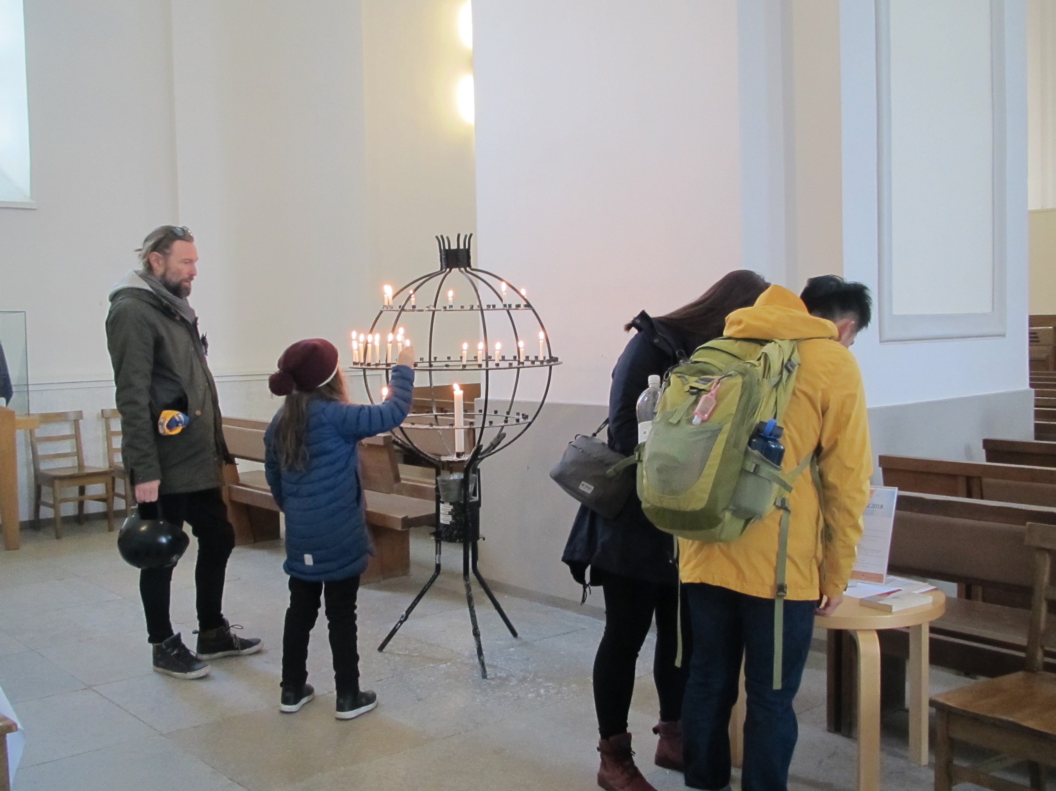 Suomenlinna kirossa kynttilöiden sytytys