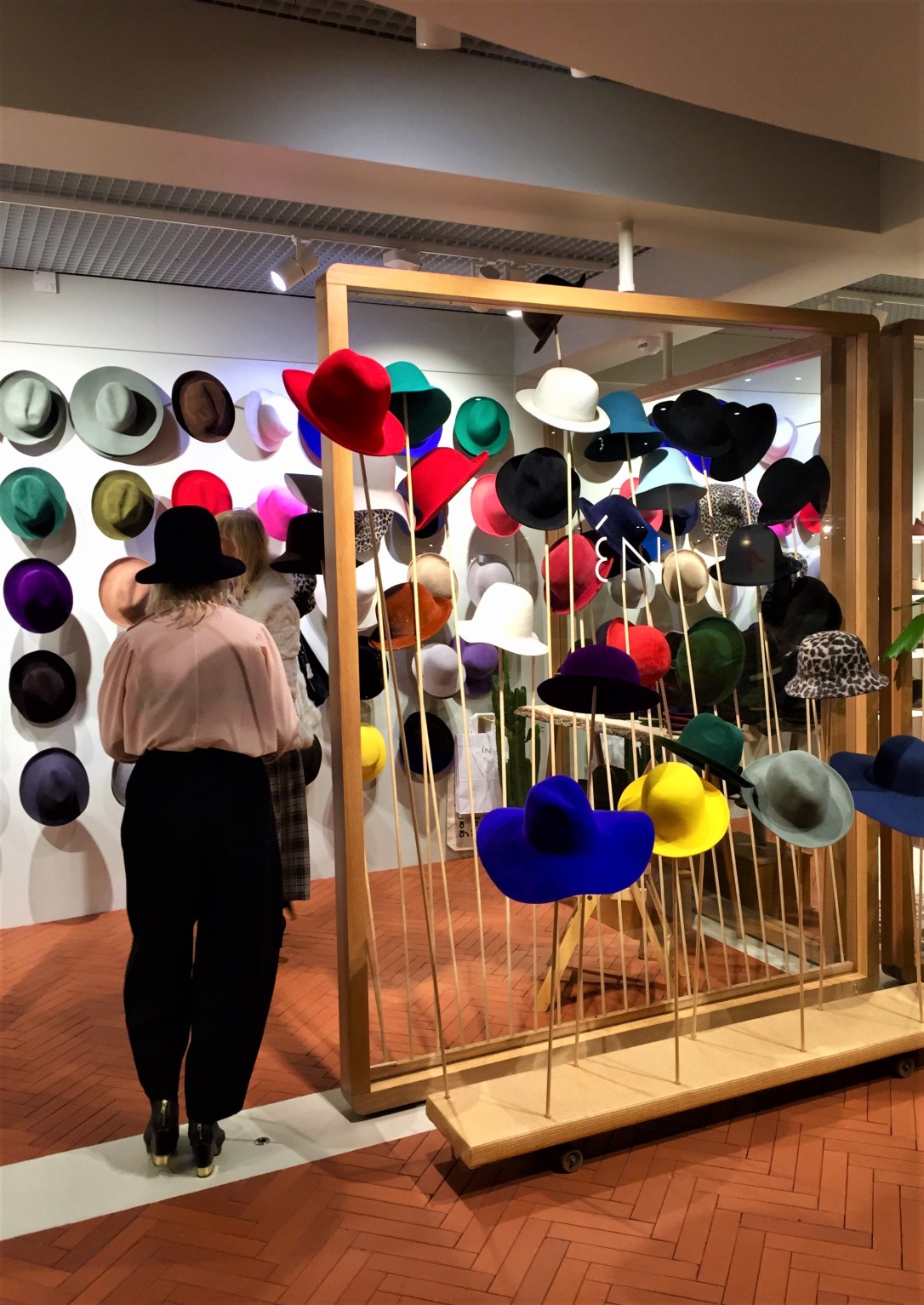 Kämp hattukauppa en musta hattu päässä.jpg