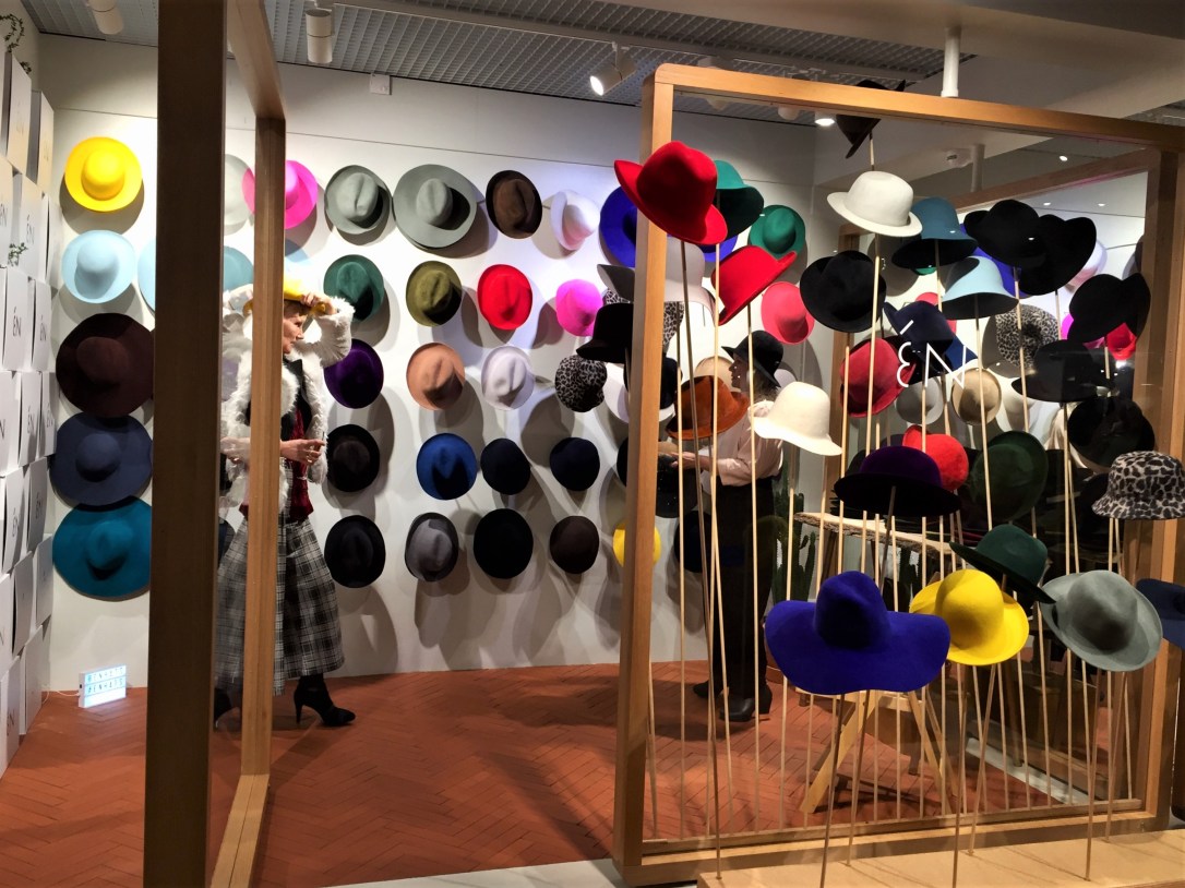 Kämp hattuliike en nainen oven takaa