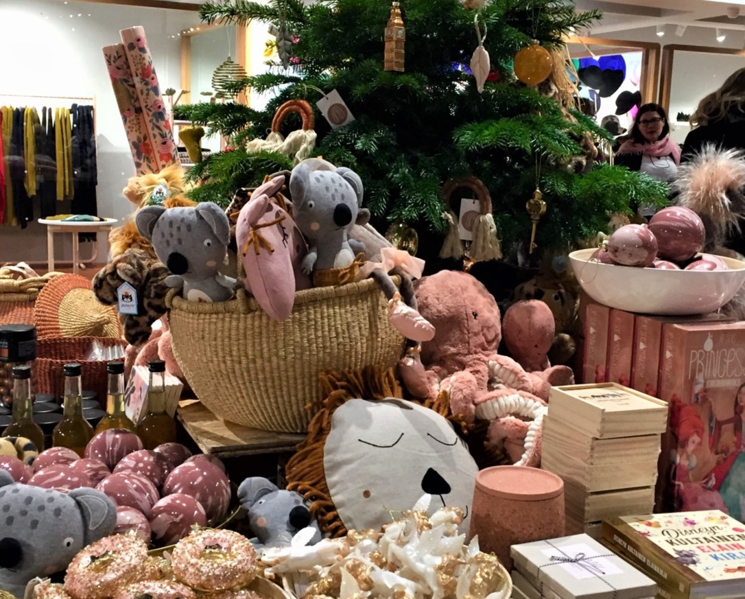 Kämp iso lahjapöytä suoristettu