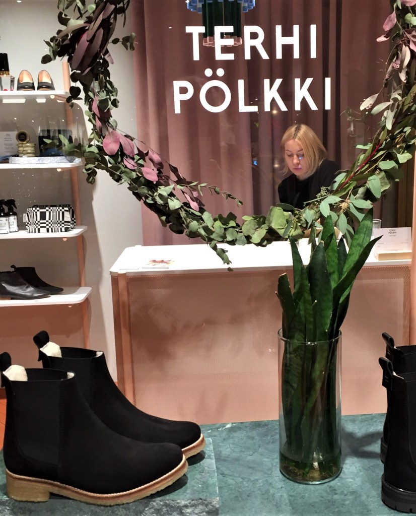 Kämp Terhi Pölkki lasin takaa