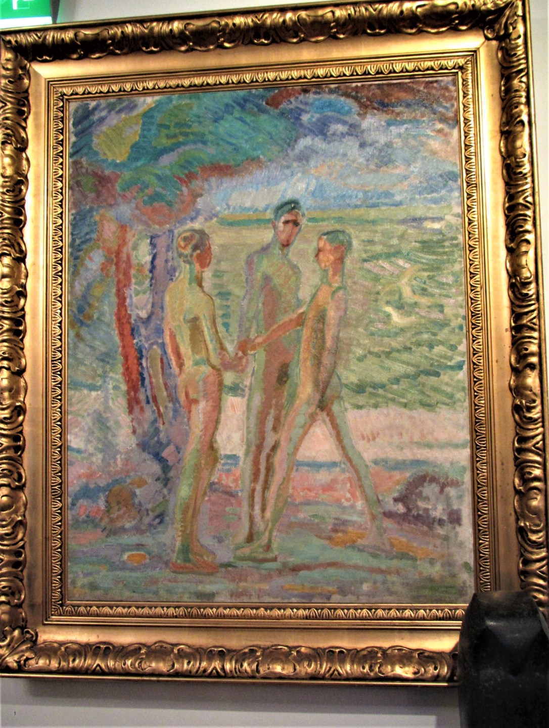 Kirpilä kolme alastonta poikaa rannalla