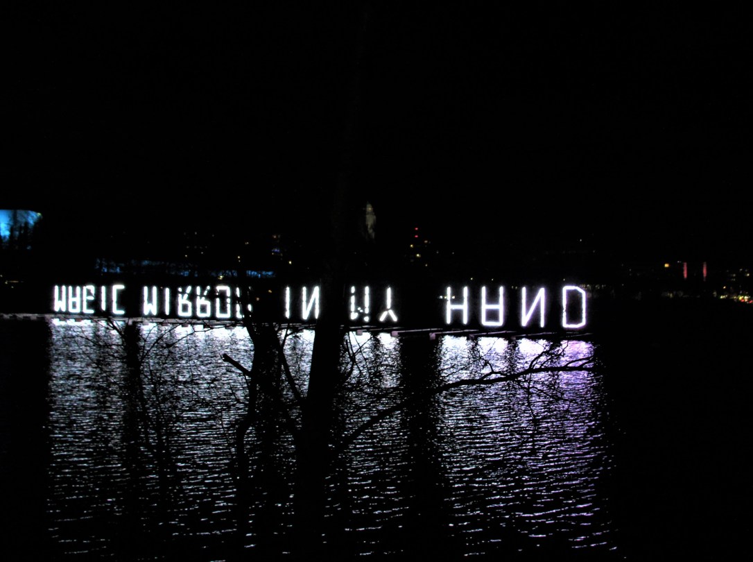 LUX 2020 vedessä sanat in your hand