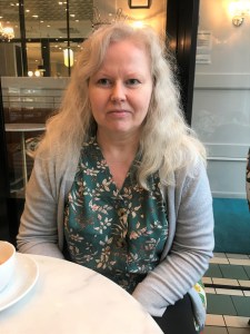 Lindex lyhythiha petrooli pöydässä lähi