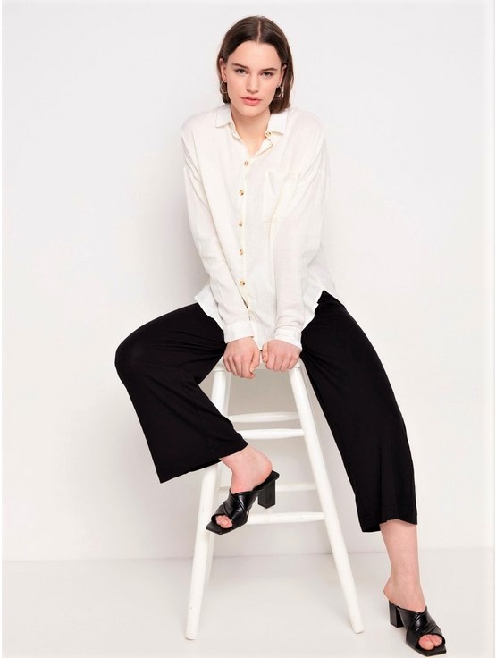 Lindex musta-leveat-vajaamittaiset-trikoohousut