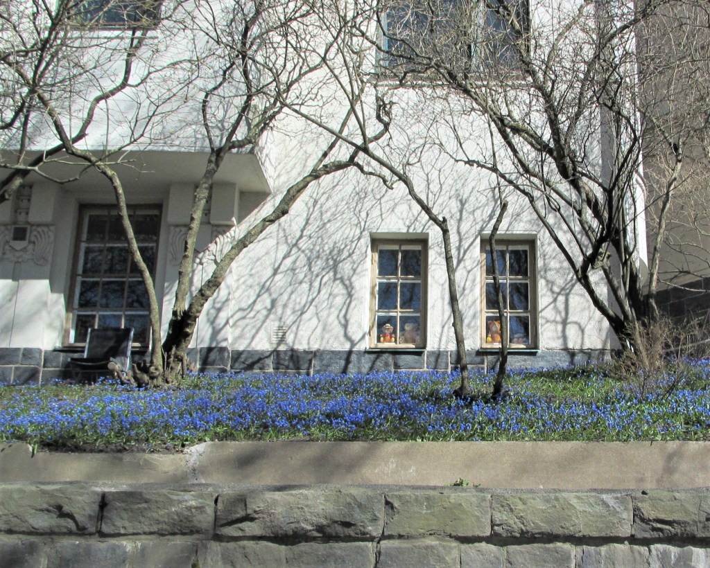 Eira nallet ikkunassa Ehrensvärdintiellä