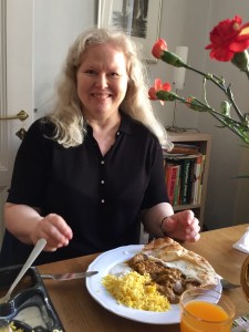 Kamppi Liisa Namaskaar syömässä