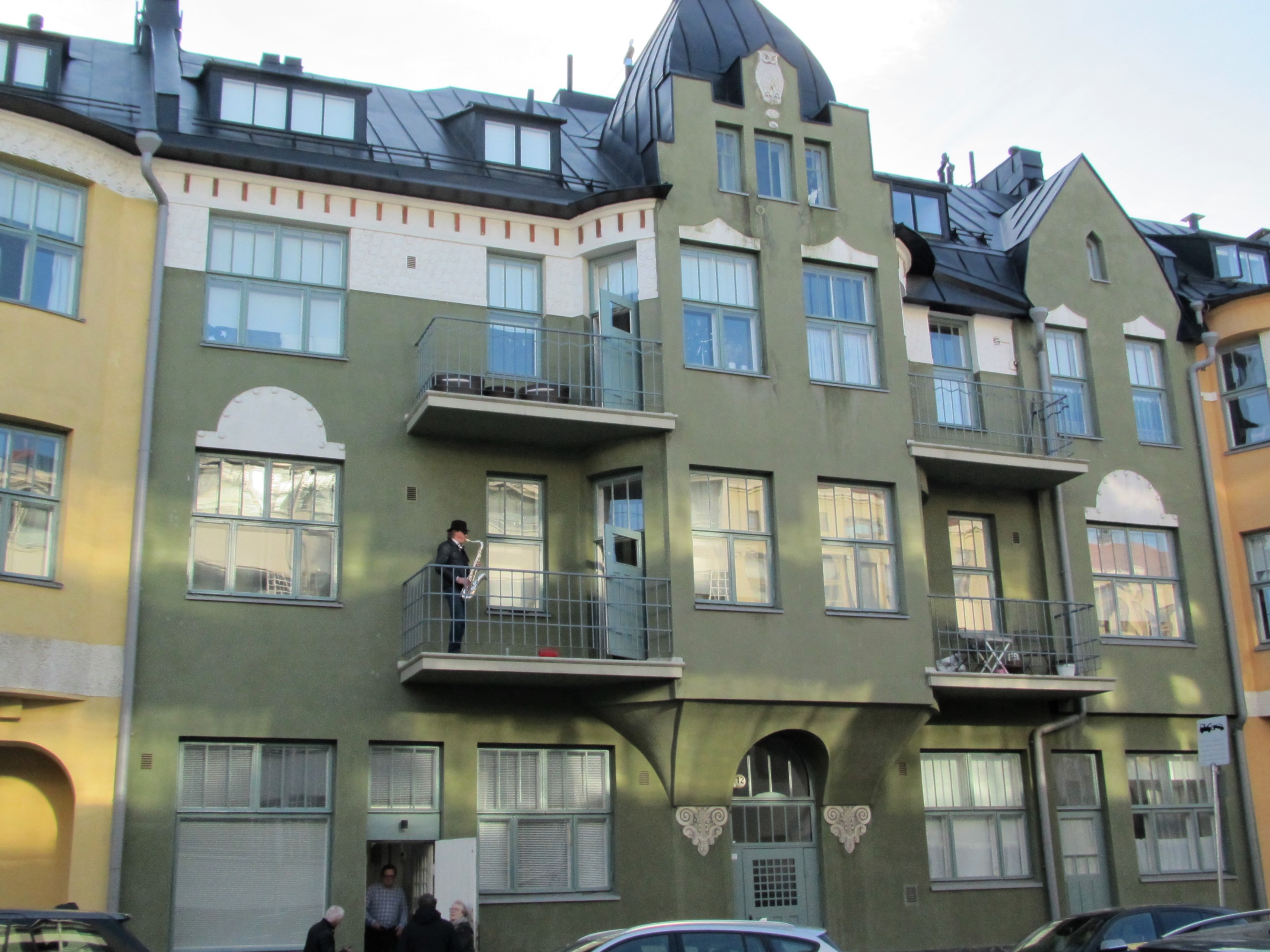 Huvilakatu Ullanlinna Tuomas Hoikkala soittaa parvekkeella saksofonia